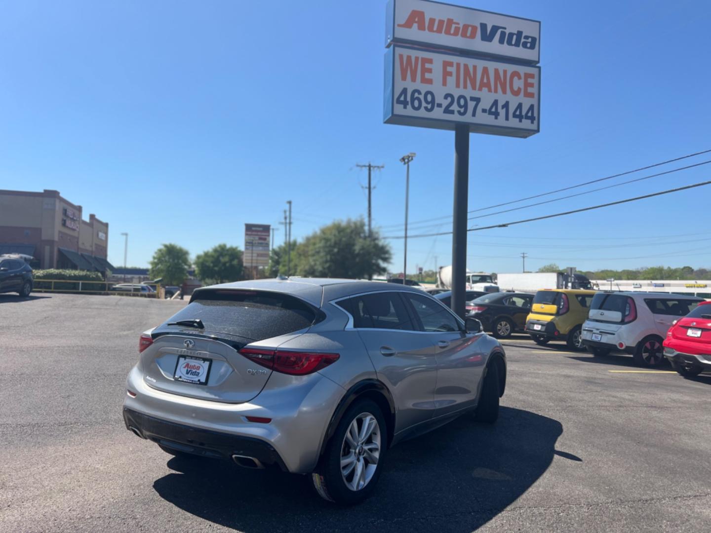 2017 SILVER Infiniti QX30 Base (SJKCH5CP1HA) with an 2.0L L4 DOHC 16V engine, 7A transmission, located at 420 I-35E, Lancaster, TX, 75146, (469) 297-4144, 32.593929, -96.823685 - Photo#7